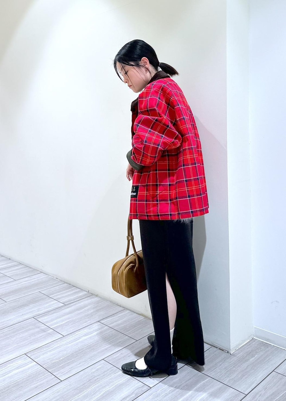 ブラック系のパンプス、グリーン系のブルゾン、ホワイト系のTシャツ/カットソーを着用したレディースの秋コーディネートの2枚目の写真