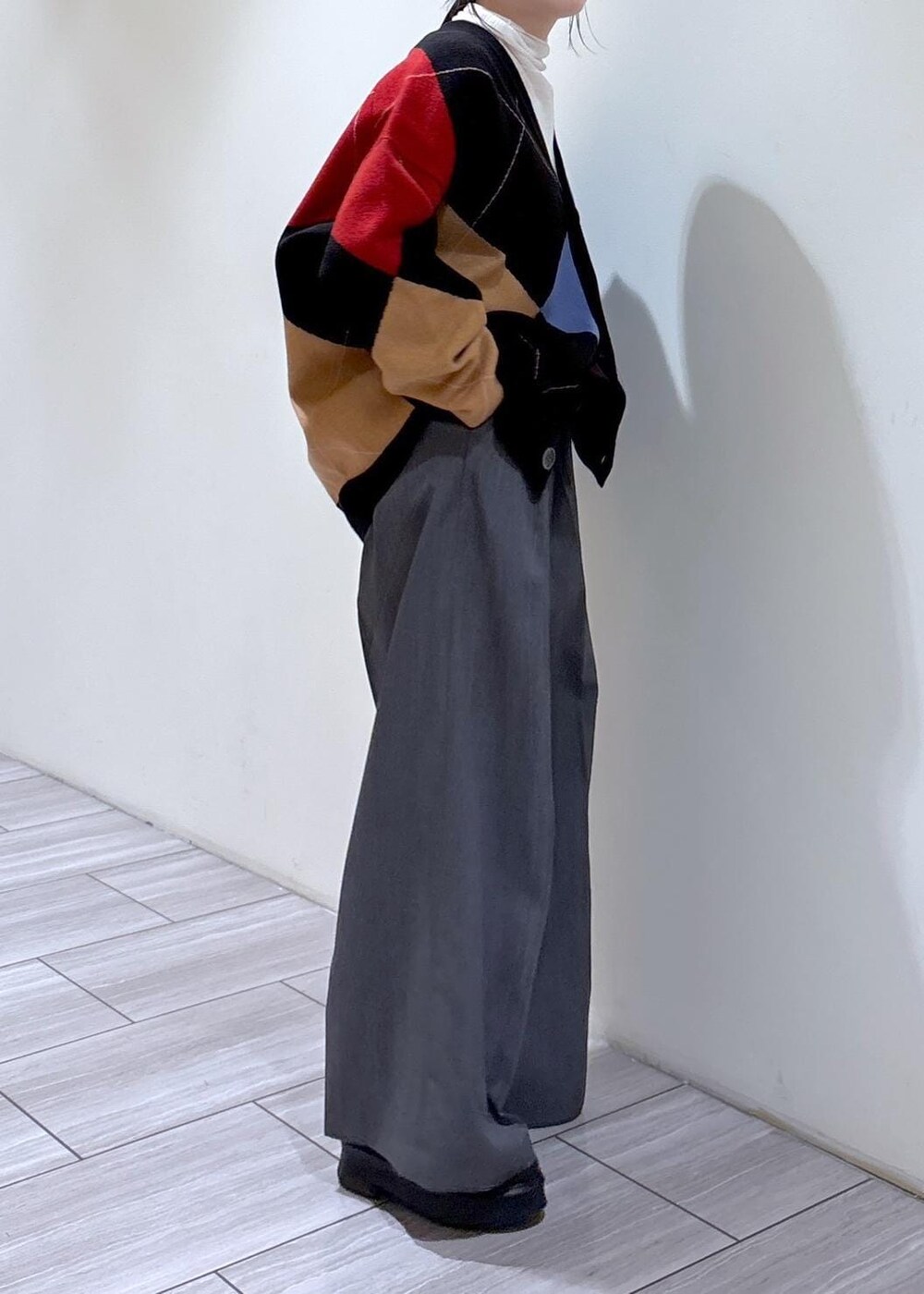 ブラック系のサンダル、ブラック系のショルダーバッグ、ホワイト系のニット/セーターを着用したレディースの秋コーディネートの5枚目の写真