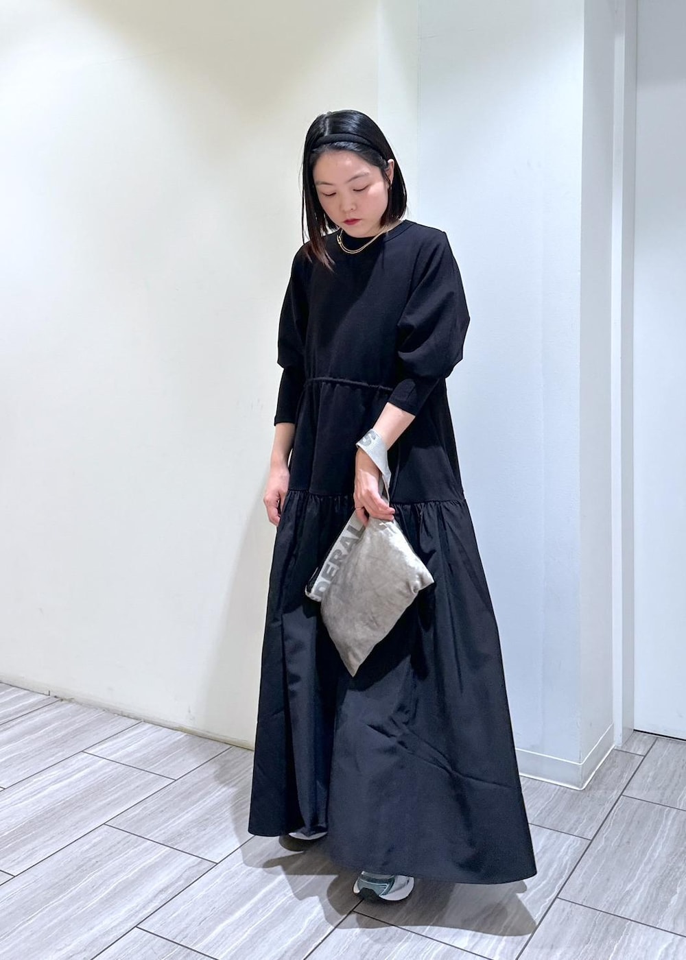 ブラック系のワンピースを着用したレディースの秋コーディネートの5枚目の写真