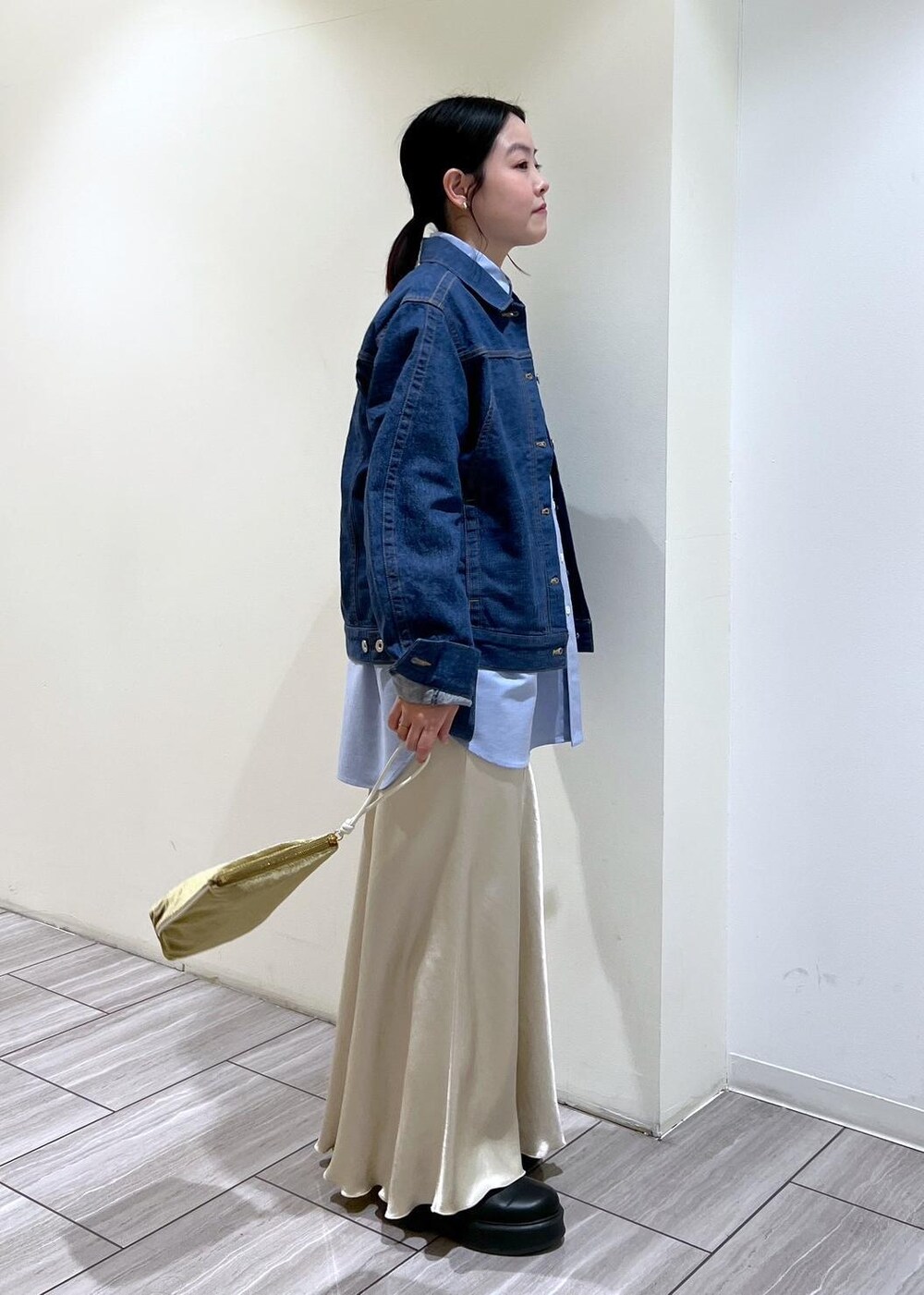 ブラック系のサンダル、ベージュ系のスカート、ブルー系のシャツ/ブラウスを着用したレディースの冬コーディネートの5枚目の写真