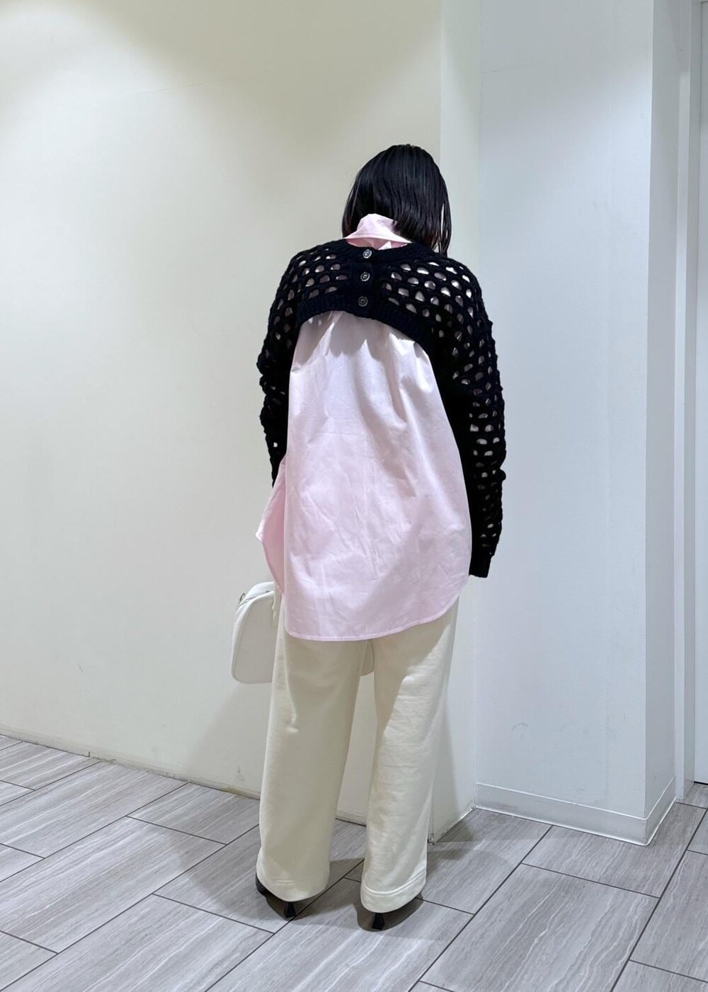 ブラック系のカーディガン/ボレロ、ブラック系のパンプス、ホワイト系のスウェットパンツを着用したレディースの秋コーディネートの5枚目の写真