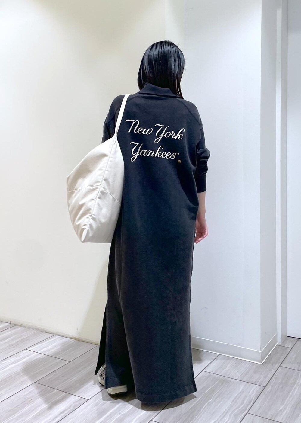 ホワイト系のボディバッグ/ウエストポーチ、ブラック系のその他シューズ、ブラック系のワンピースを着用したレディースの秋コーディネートの3枚目の写真