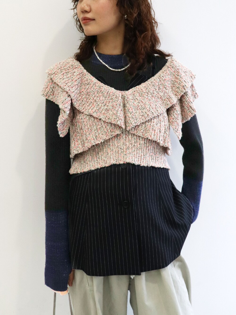 ピンク系のキャミソール、シルバー系のトートバッグを着用したレディースの冬コーディネートの2枚目の写真