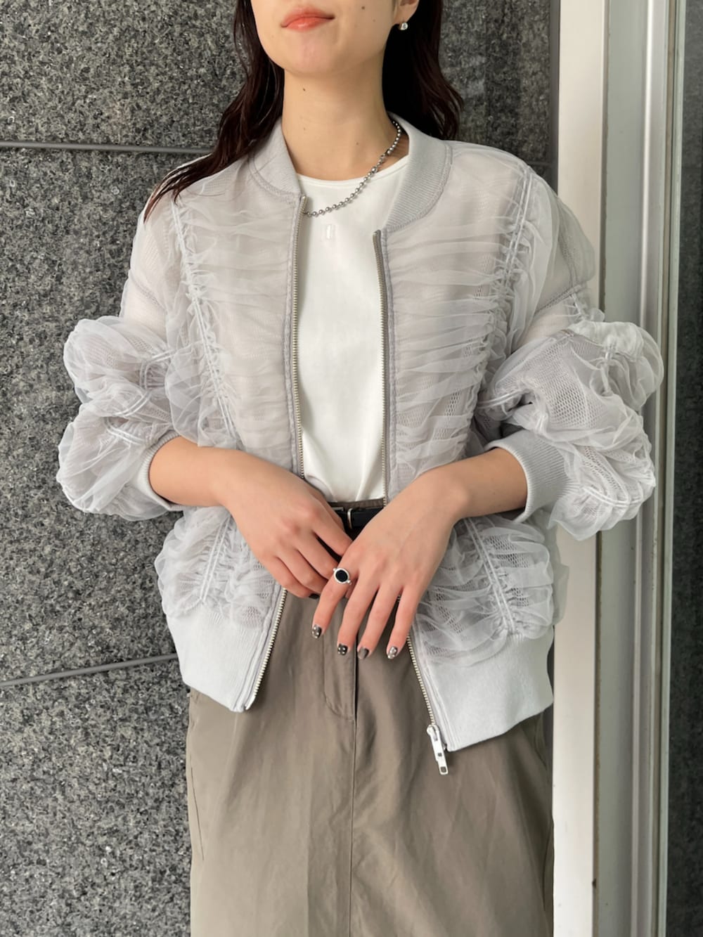 グレー系のMA-1を着用したレディースの冬コーディネートの2枚目の写真