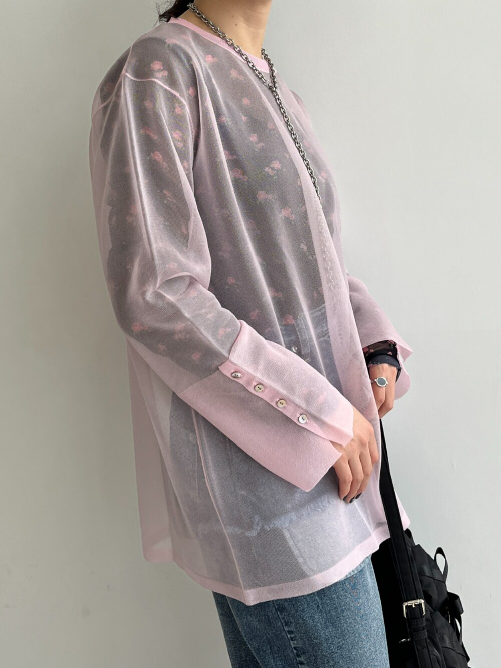 ピンク系のニット/セーターを着用したレディースの冬コーディネートの2枚目の写真