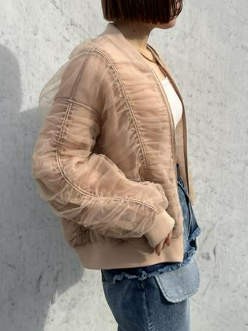 ピンク系のMA-1を着用したレディースの冬コーディネートの2枚目の写真