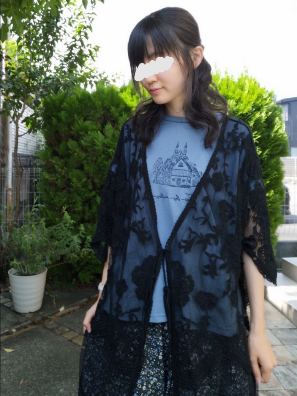 ブラック系のエコバッグ/サブバッグ、ブラック系のスカート、ベージュ系のTシャツ/カットソーを着用したレディースの秋コーディネートの3枚目の写真