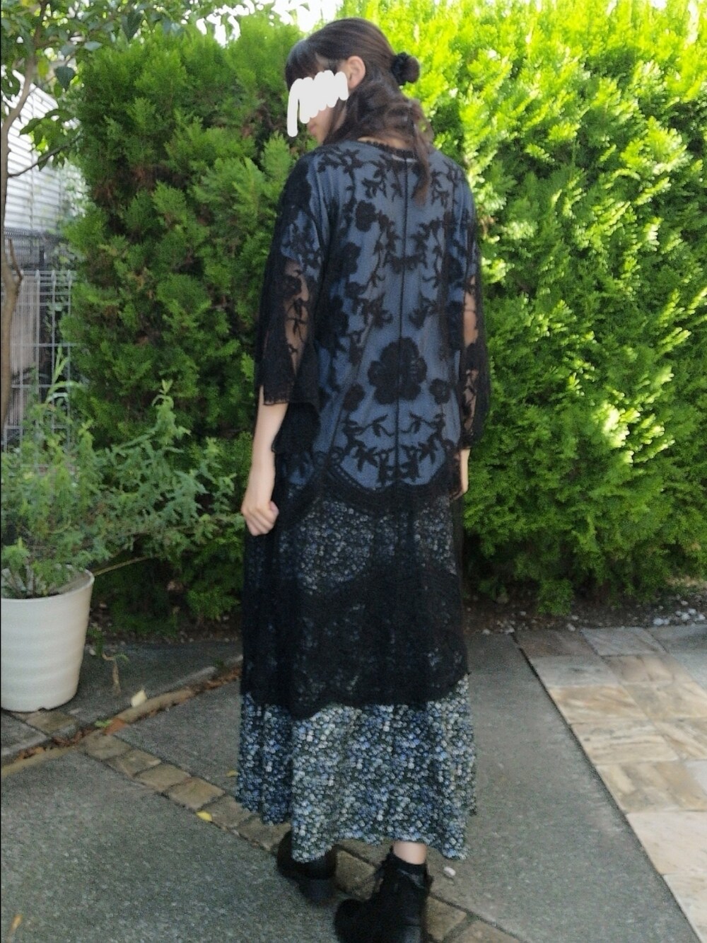 ブラック系のエコバッグ/サブバッグ、ブラック系のスカート、ベージュ系のTシャツ/カットソーを着用したレディースの秋コーディネートの2枚目の写真