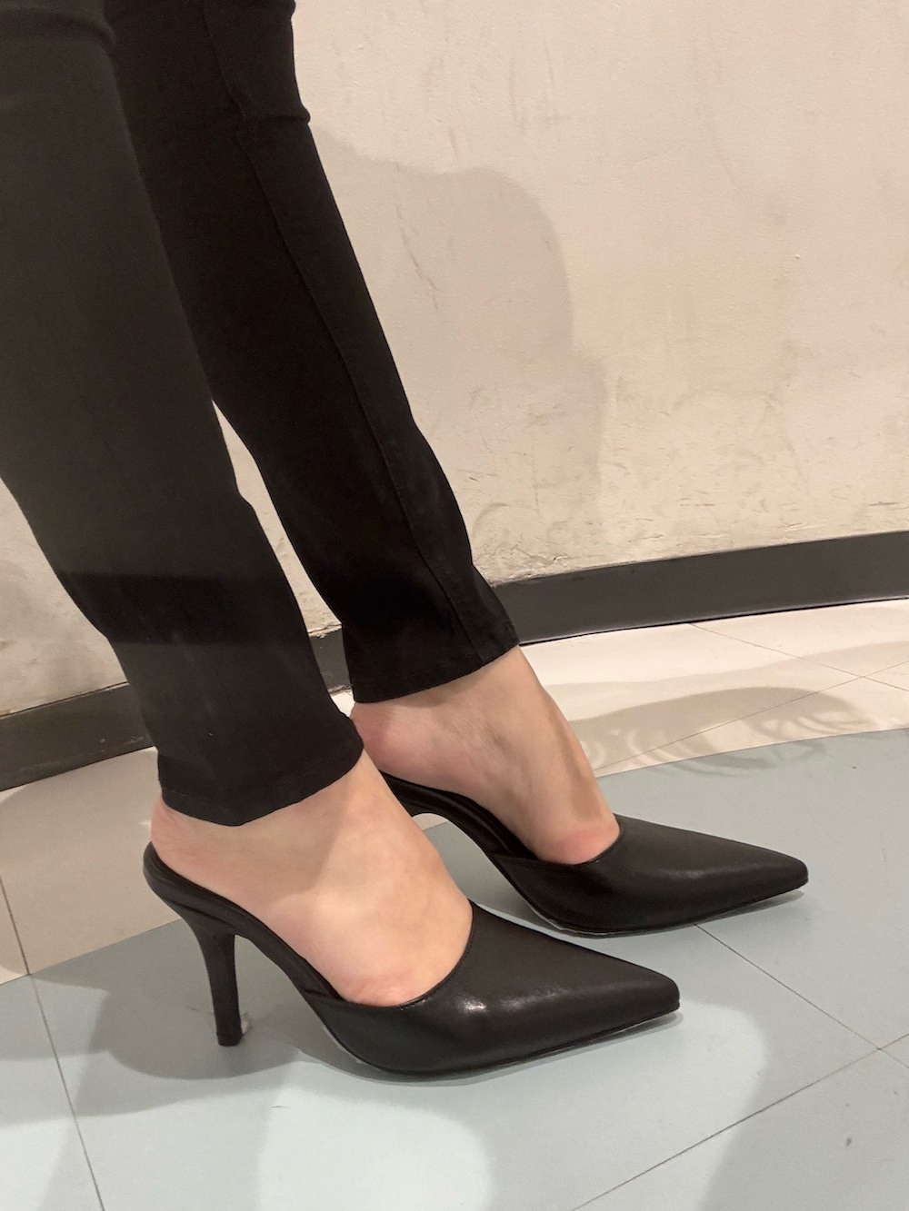 ホワイト系のパーカー、ブラック系のキャミソール、ブラック系のデニムパンツを着用したレディースの春コーディネートの6枚目の写真