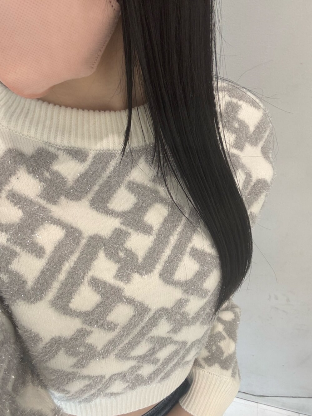 ブラック系のブーツ、ホワイト系のニット/セーター、ブルー系のデニムパンツを着用したレディースの冬コーディネートの4枚目の写真