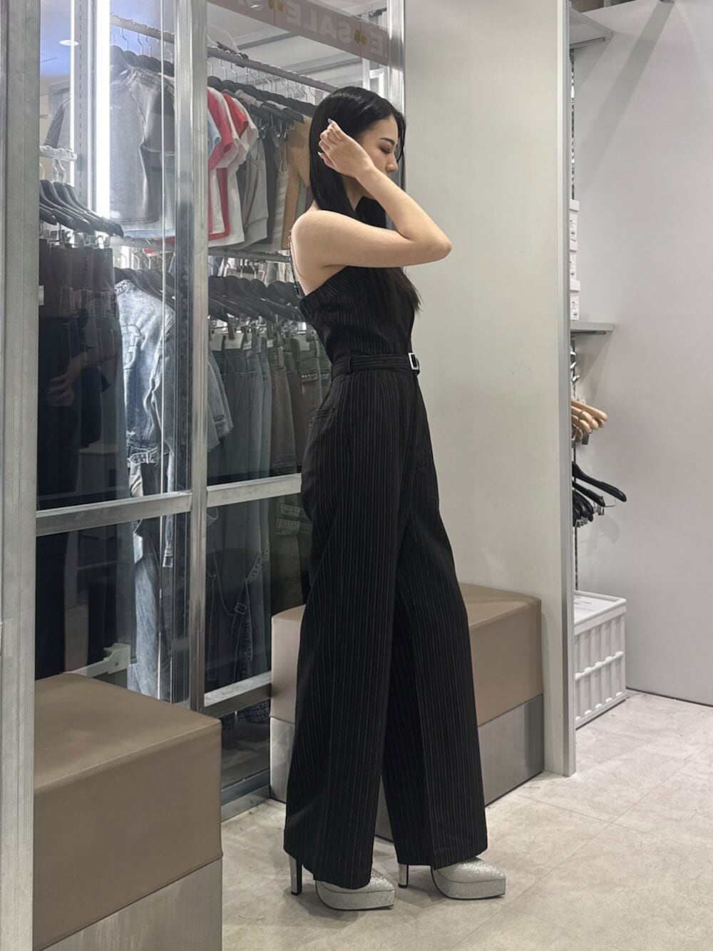 ブラック系のつなぎ/オールインワン、シルバー系のパンプスを着用したレディースの夏コーディネートの2枚目の写真