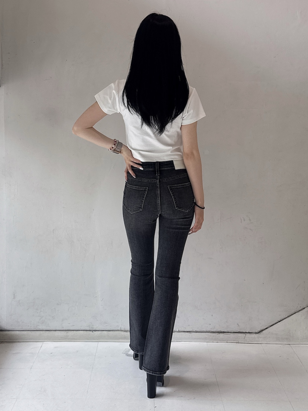 ホワイト系のTシャツ/カットソー、ブラック系のデニムパンツ、ブラック系のサンダルを着用したレディースの春コーディネートの3枚目の写真