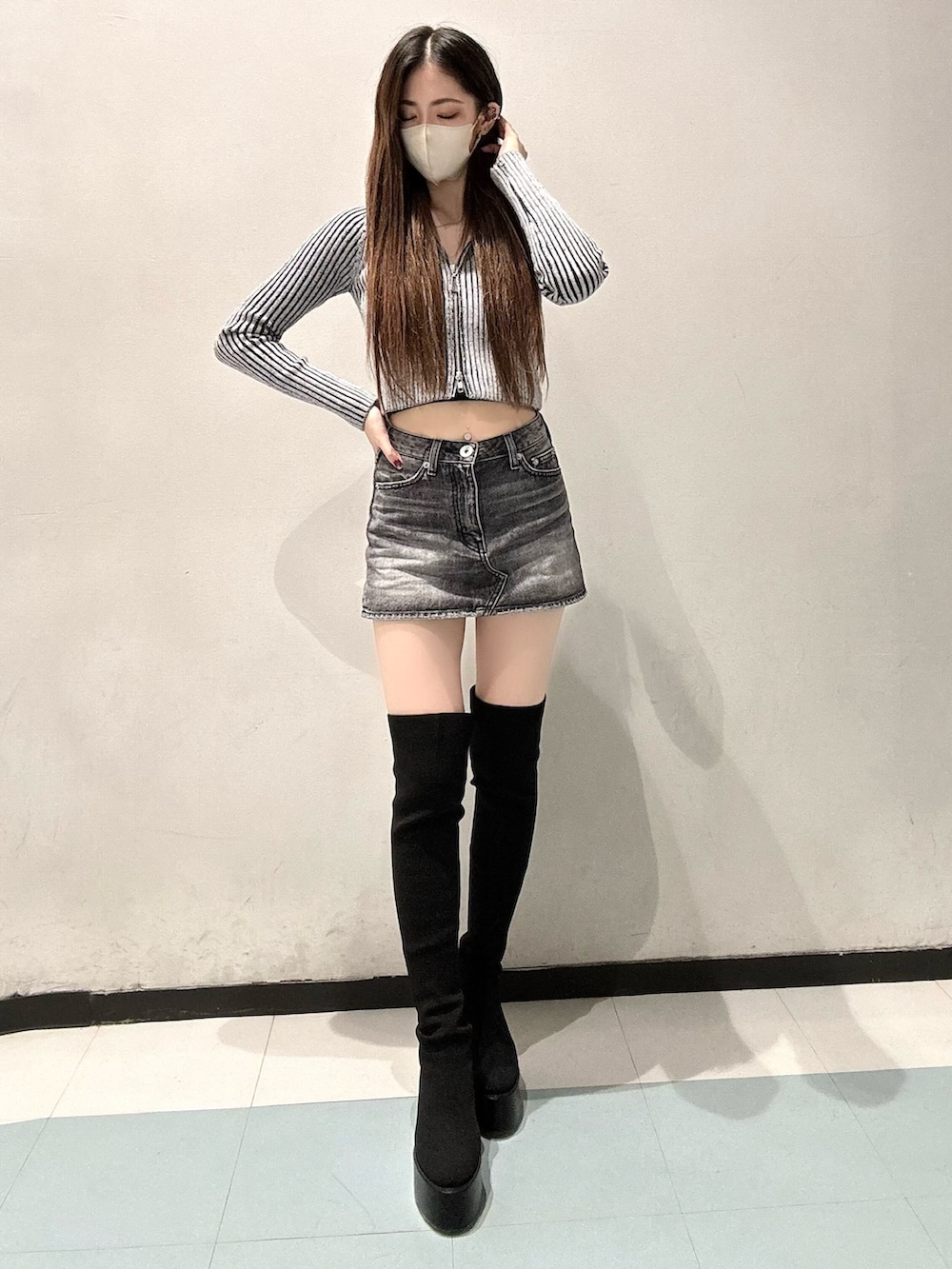 その他のニット/セーター、ブラック系のダウンジャケット/コート、ブラック系のデニムスカートを着用したレディースの秋コーディネートの2枚目の写真