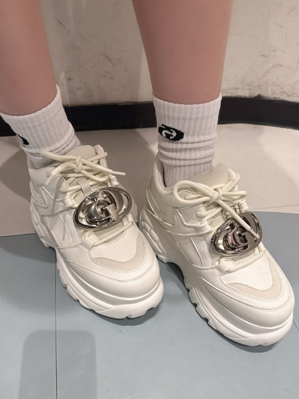 ピンク系のワンピース、ホワイト系のスニーカー、ホワイト系のソックス/靴下を着用したレディースの夏コーディネートの5枚目の写真