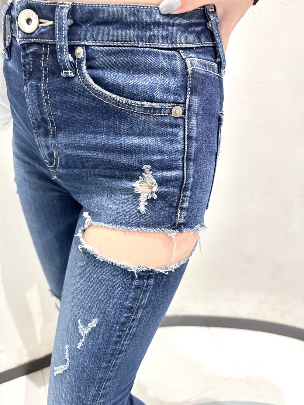 ブルー系のデニムパンツ、ブラック系のパンプス、ブラック系のニット/セーターを着用したレディースの秋コーディネートの5枚目の写真