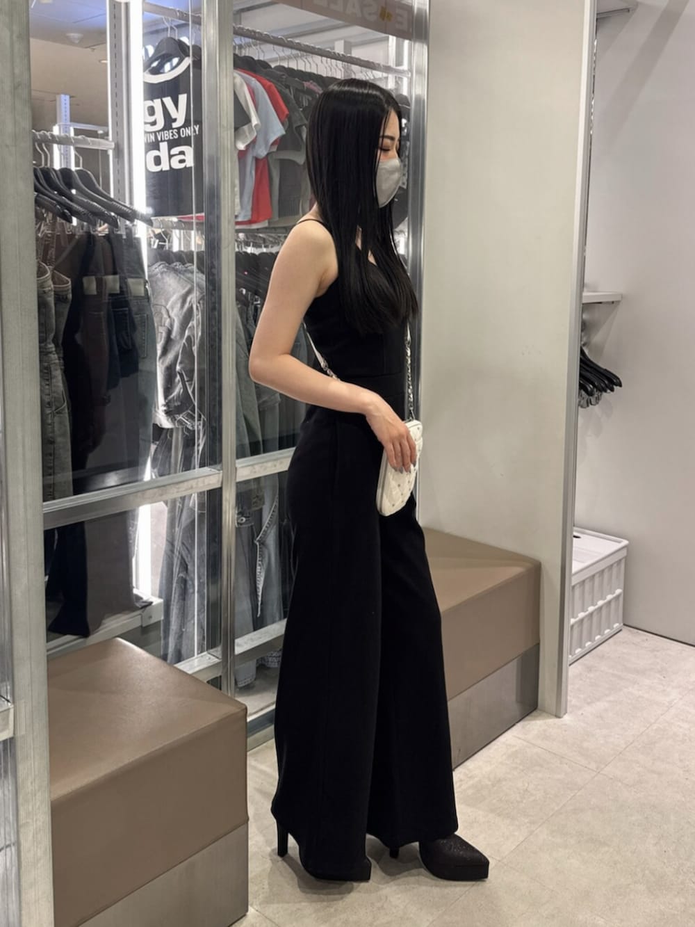 ブラック系のパンプス、ブラック系のつなぎ/オールインワン、ホワイト系のショルダーバッグを着用したレディースの夏コーディネートの2枚目の写真