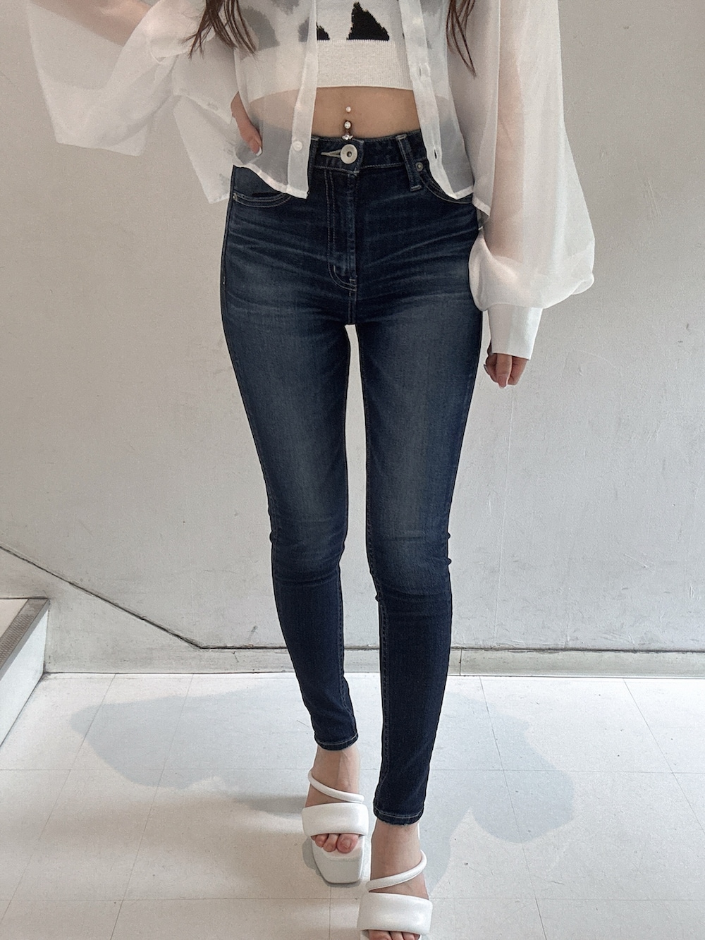 ホワイト系のサンダル、ベージュ系のキャミソール、ホワイト系のシャツ/ブラウスを着用したレディースの春コーディネートの4枚目の写真