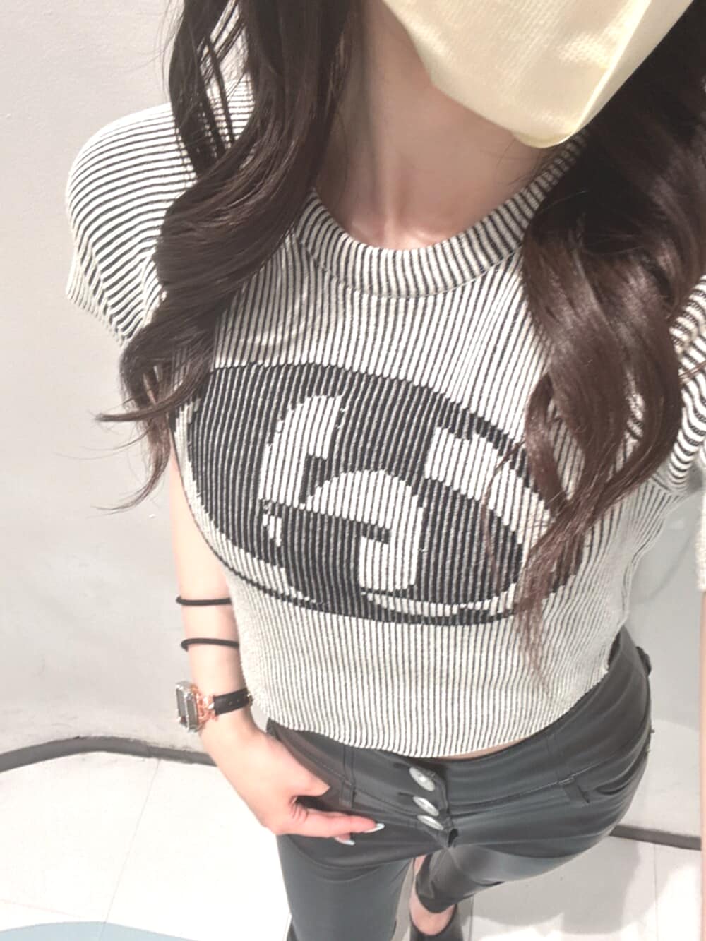 ブラック系のサンダル、ホワイト系のニット/セーター、ブラック系のその他パンツを着用したレディースの夏コーディネートの5枚目の写真