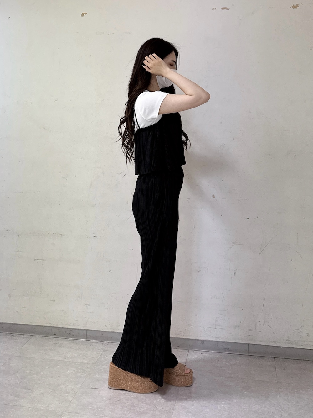 ホワイト系のTシャツ/カットソー、ブラック系のキャミソール、ブラック系のその他パンツを着用したレディースの春コーディネートの2枚目の写真