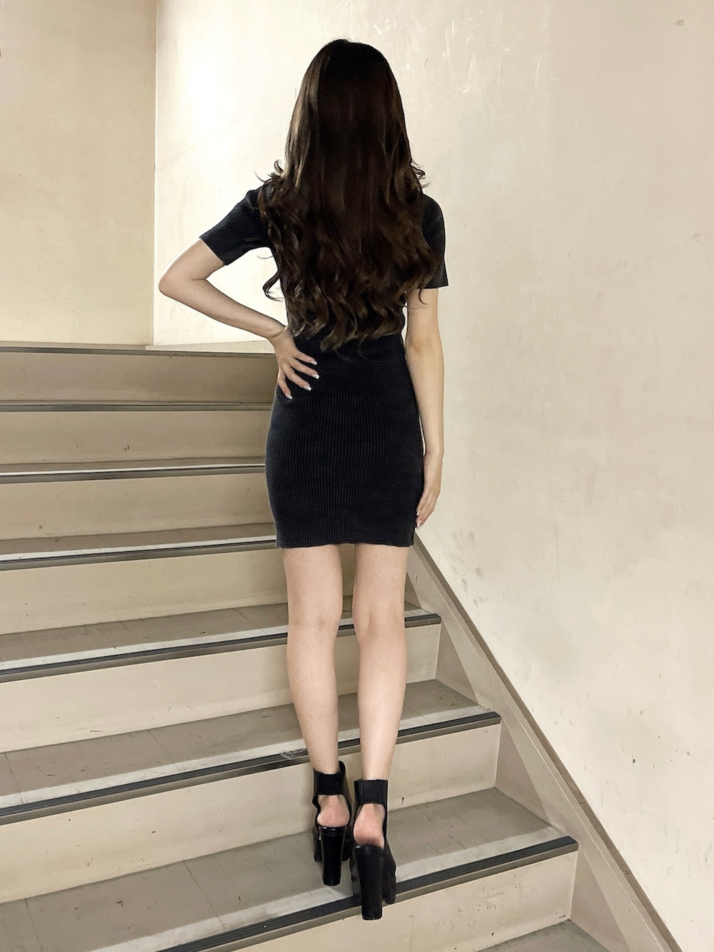 ブラック系のワンピース、ブラック系のブーツを着用したレディースの夏コーディネートの3枚目の写真