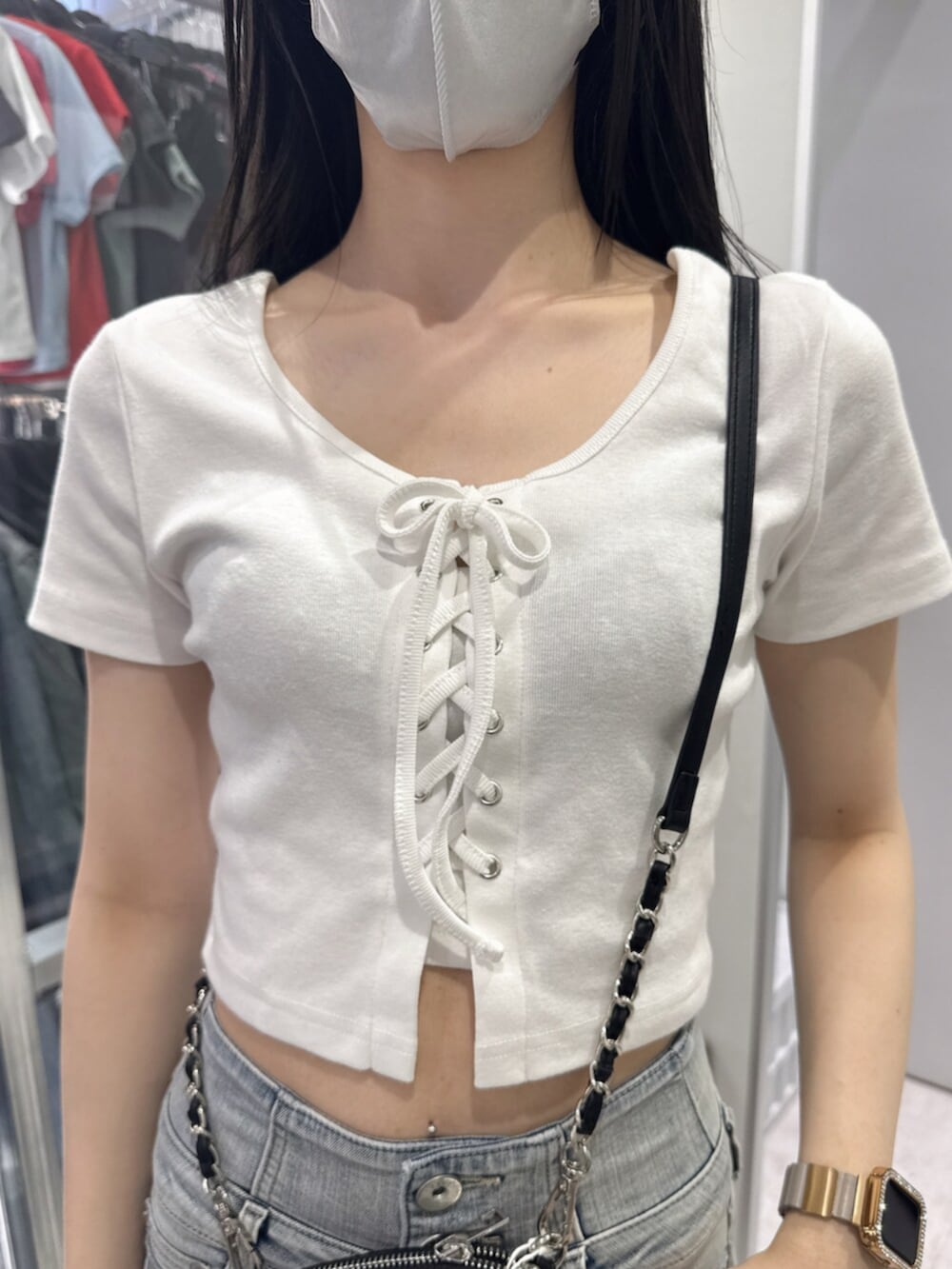 ホワイト系のサンダル、ホワイト系のTシャツ/カットソー、ブルー系のデニムパンツを着用したレディースの夏コーディネートの4枚目の写真