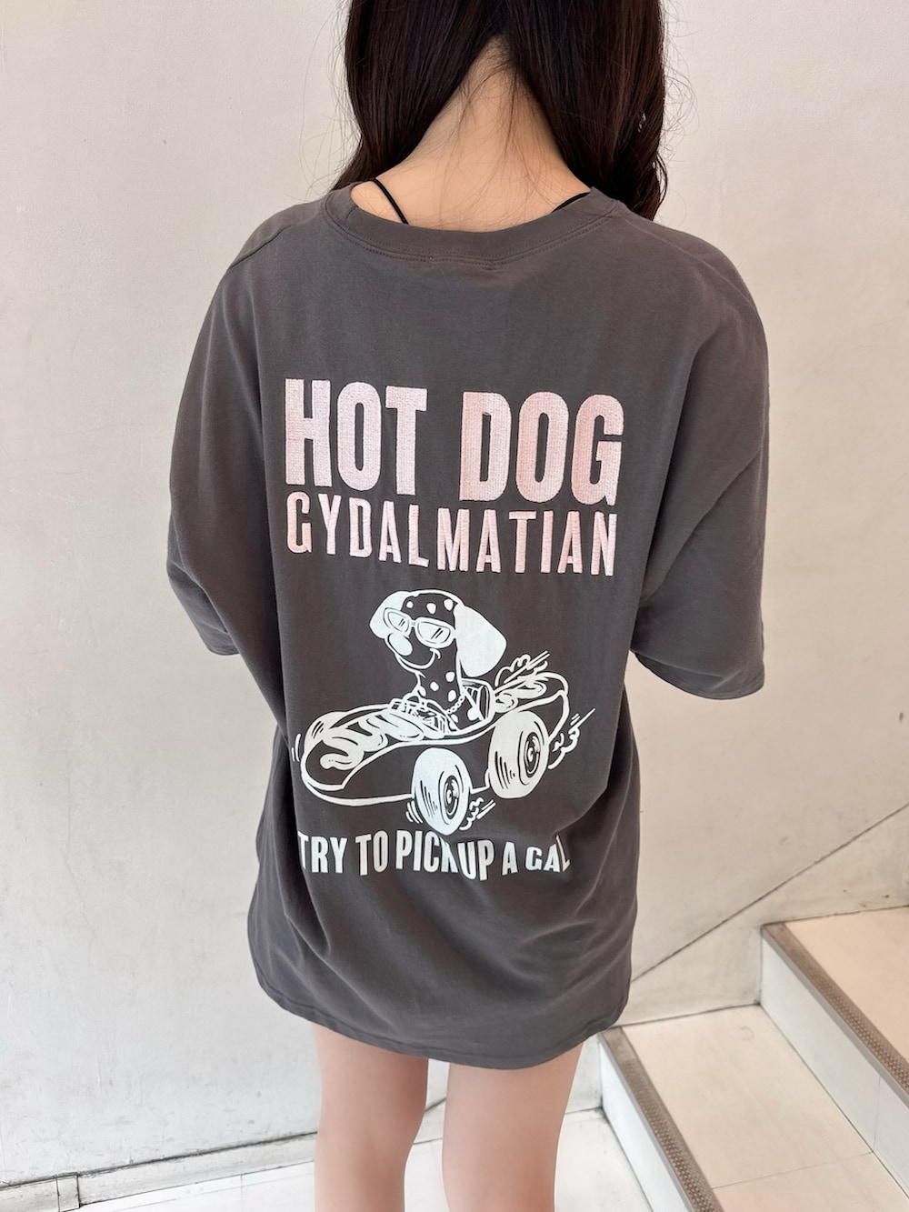 ホワイト系のTシャツ/カットソー、ブルー系のデニムパンツ、ブラック系のブーツを着用したレディースの春コーディネートの4枚目の写真