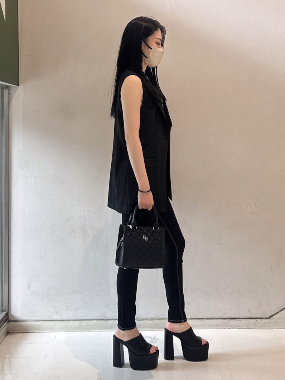 ブラック系のデニムパンツ、その他のタンクトップ、ブラック系のベストを着用したレディースの春コーディネートの2枚目の写真