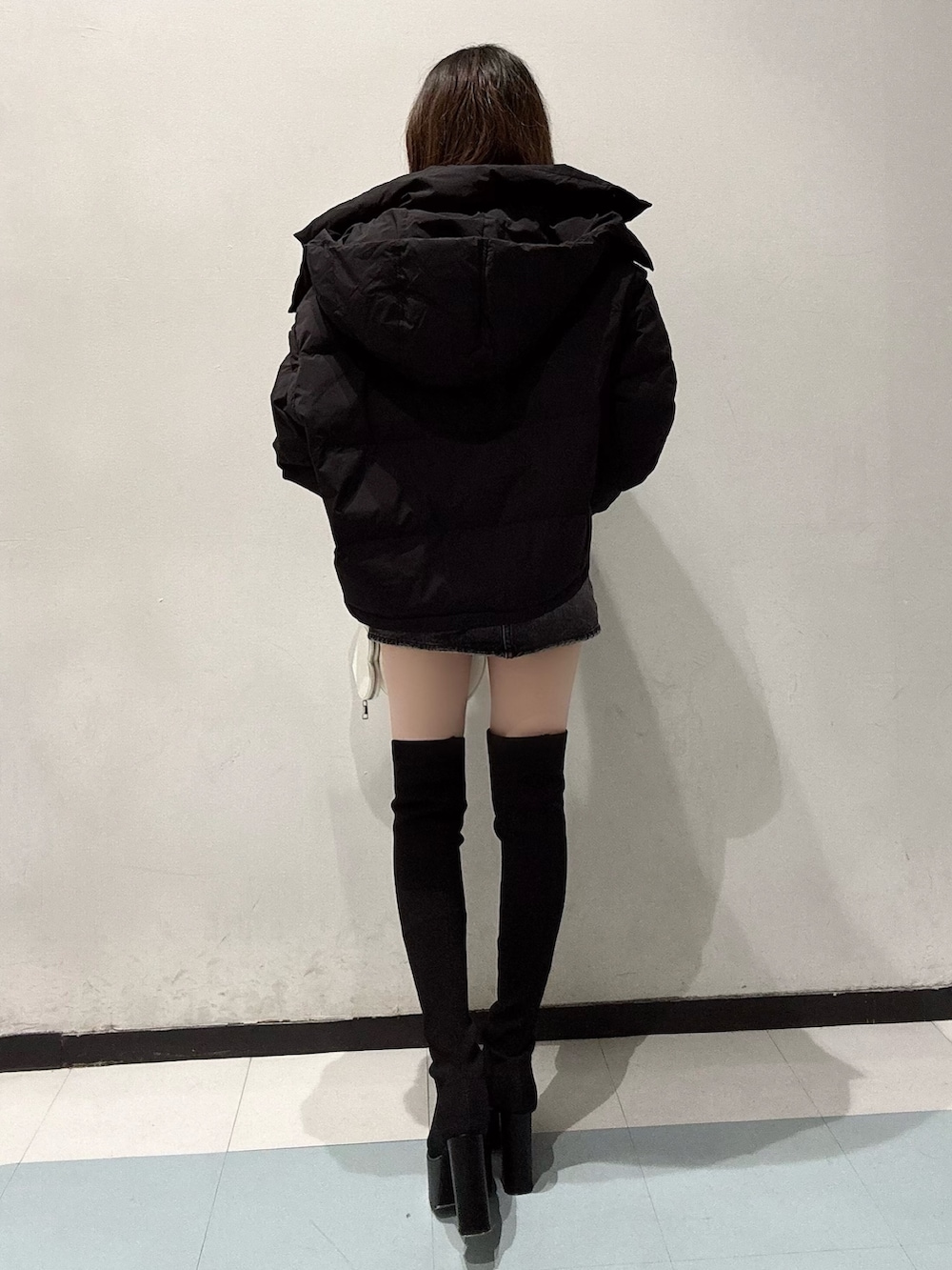 その他のニット/セーター、ブラック系のダウンジャケット/コート、ブラック系のデニムスカートを着用したレディースの秋コーディネートの4枚目の写真