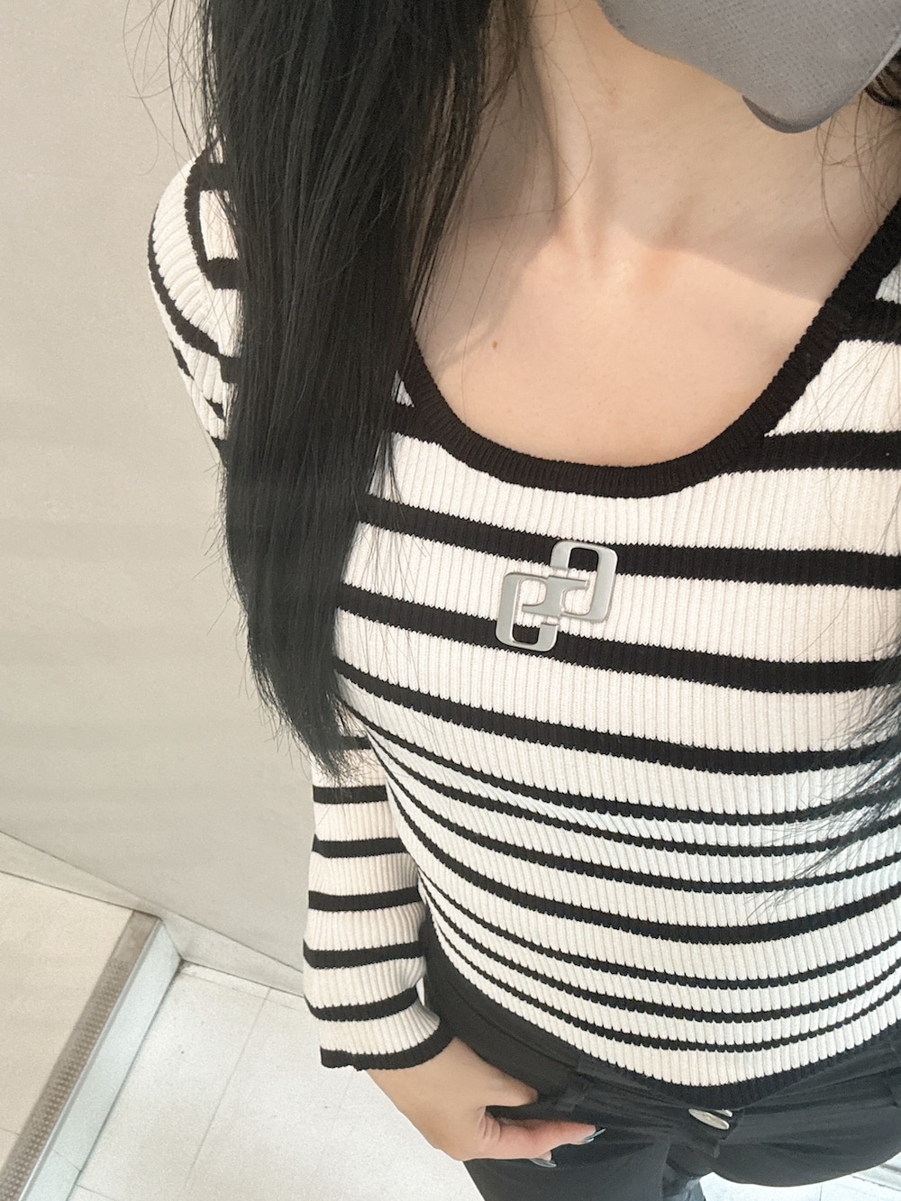 その他のニット/セーター、ブラック系のデニムパンツ、ブルー系のハンドバッグを着用したレディースの秋コーディネートの4枚目の写真