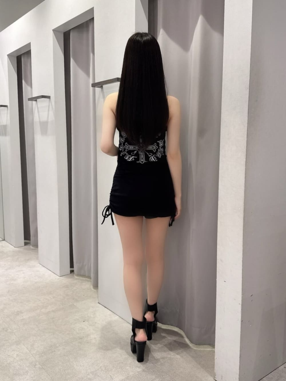 ブラック系のワンピース、ブラック系のその他パンツ、ブラック系のブーツを着用したレディースの夏コーディネートの3枚目の写真