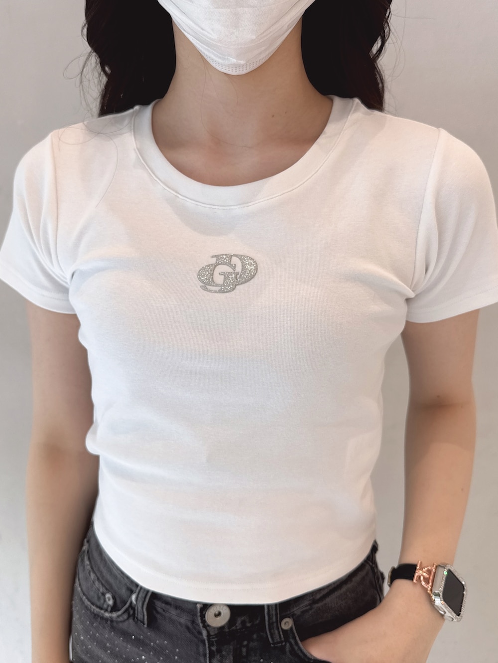 ホワイト系のサンダル、ブラック系のデニムパンツ、ホワイト系のTシャツ/カットソーを着用したレディースの春コーディネートの4枚目の写真