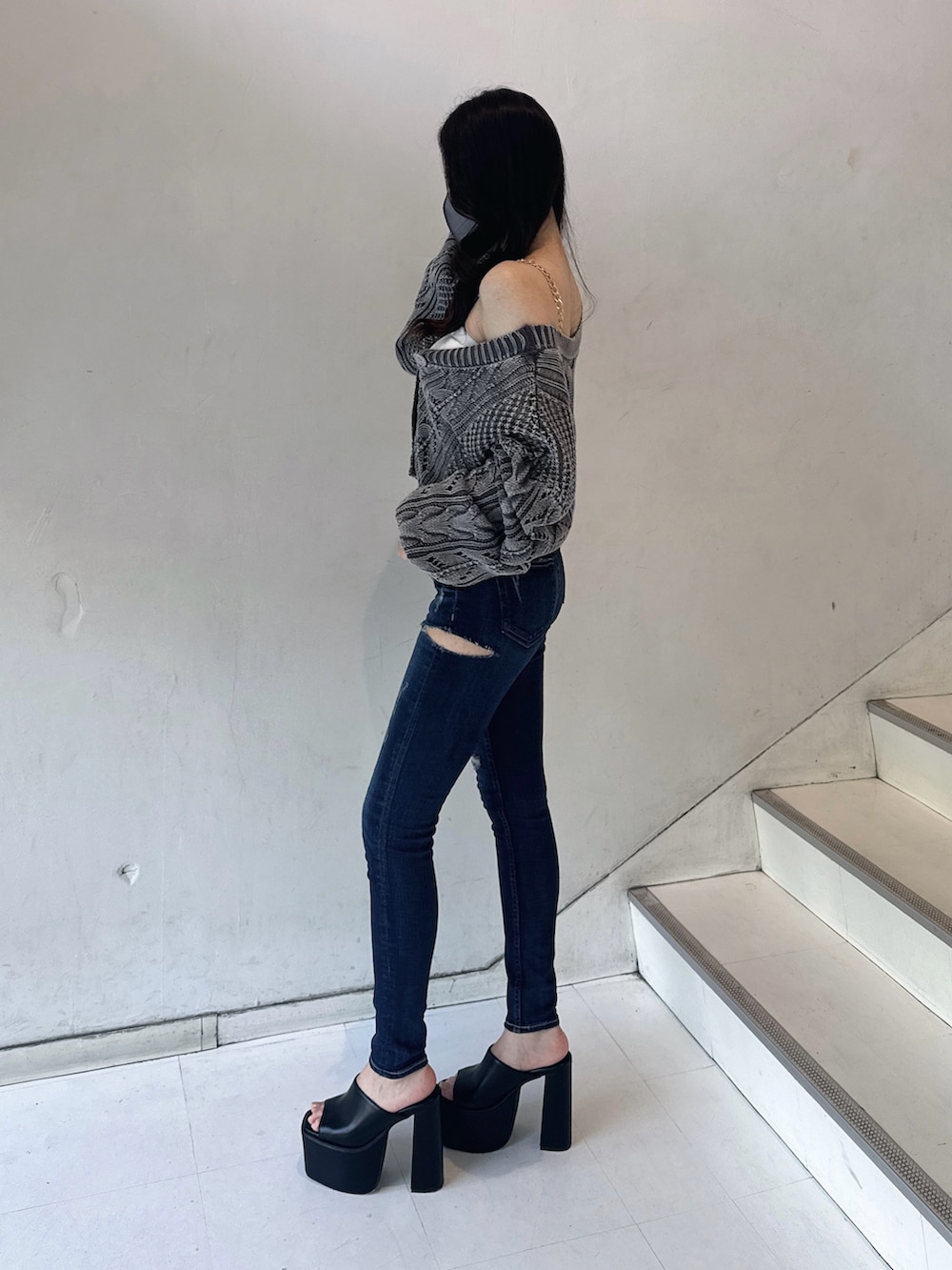 ブラック系のサンダル、ホワイト系のキャミソール、グレー系のカーディガン/ボレロを着用したレディースの夏コーディネートの2枚目の写真