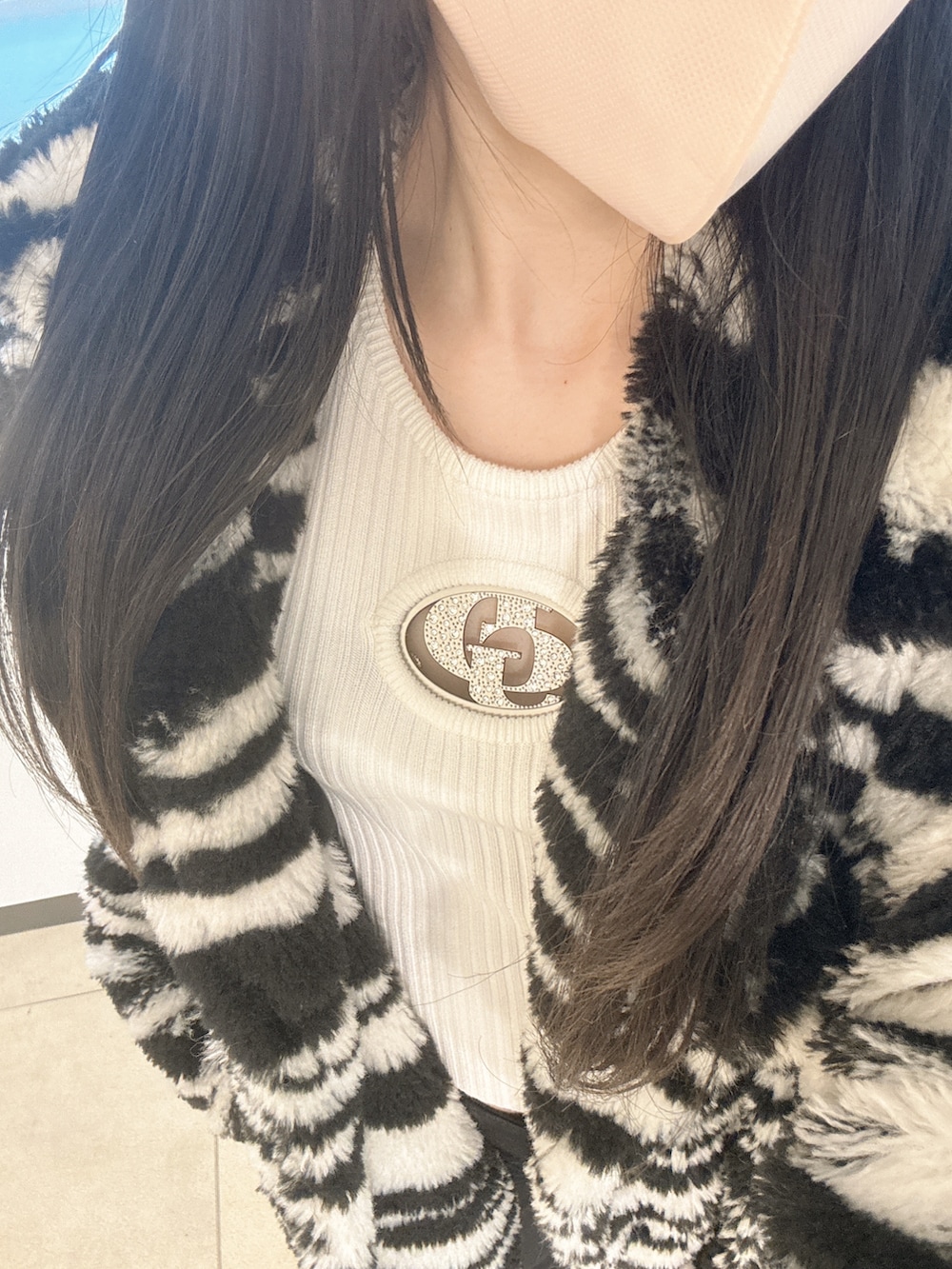 ホワイト系のニット/セーター、その他のブルゾン、ブラック系のブーツを着用したレディースの冬コーディネートの4枚目の写真