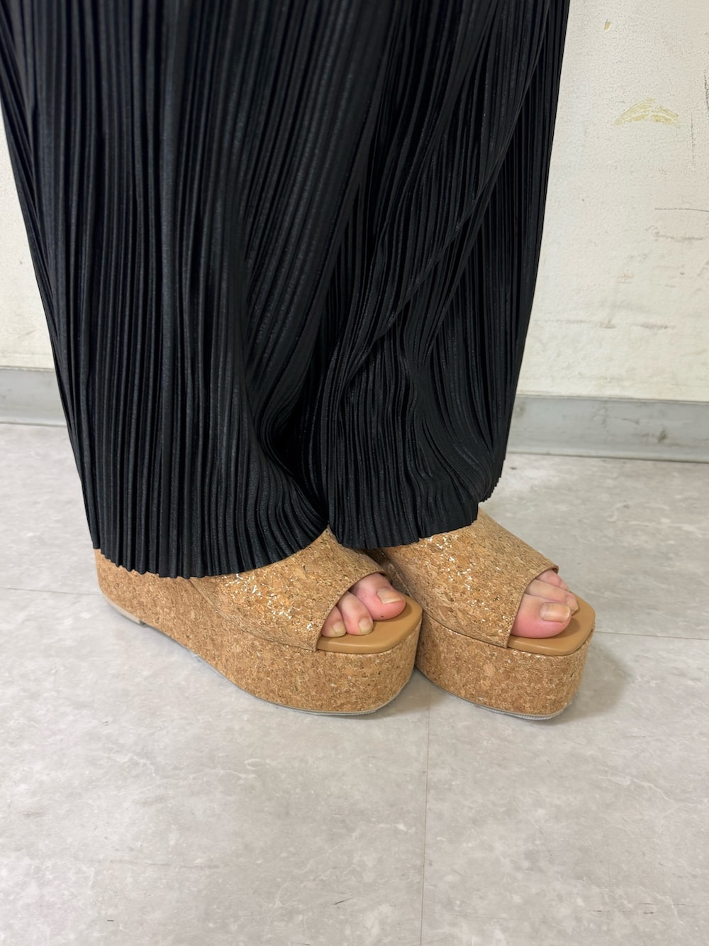 ホワイト系のTシャツ/カットソー、ブラック系のキャミソール、ブラック系のその他パンツを着用したレディースの春コーディネートの5枚目の写真