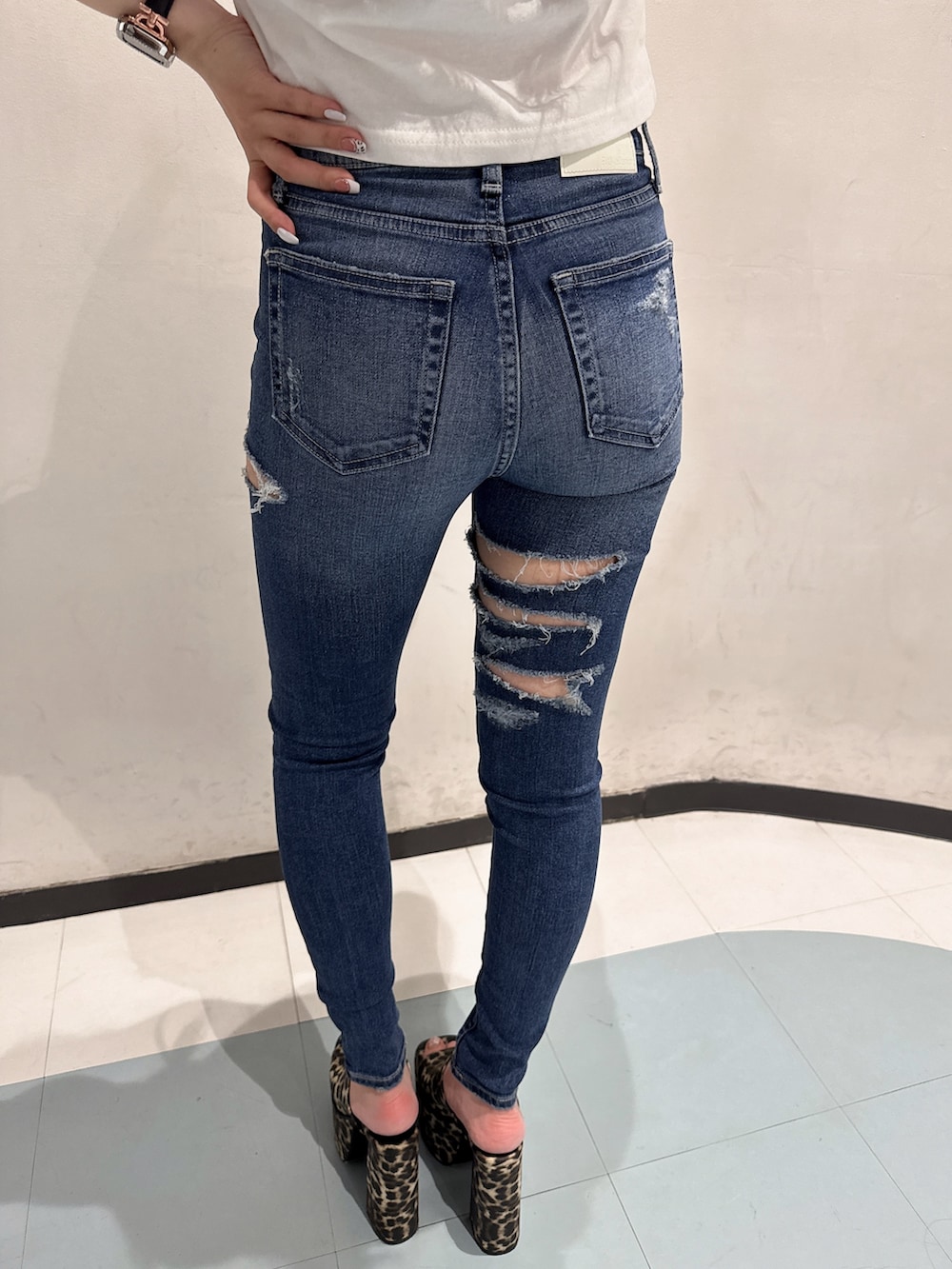 ホワイト系のTシャツ/カットソー、ブルー系のデニムパンツ、その他のサンダルを着用したレディースの夏コーディネートの4枚目の写真