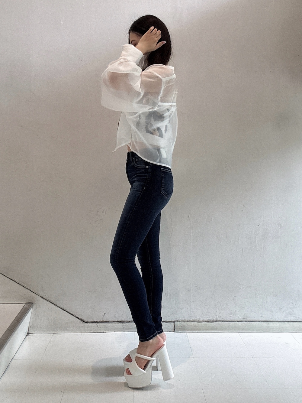 ホワイト系のサンダル、ベージュ系のキャミソール、ホワイト系のシャツ/ブラウスを着用したレディースの春コーディネートの2枚目の写真