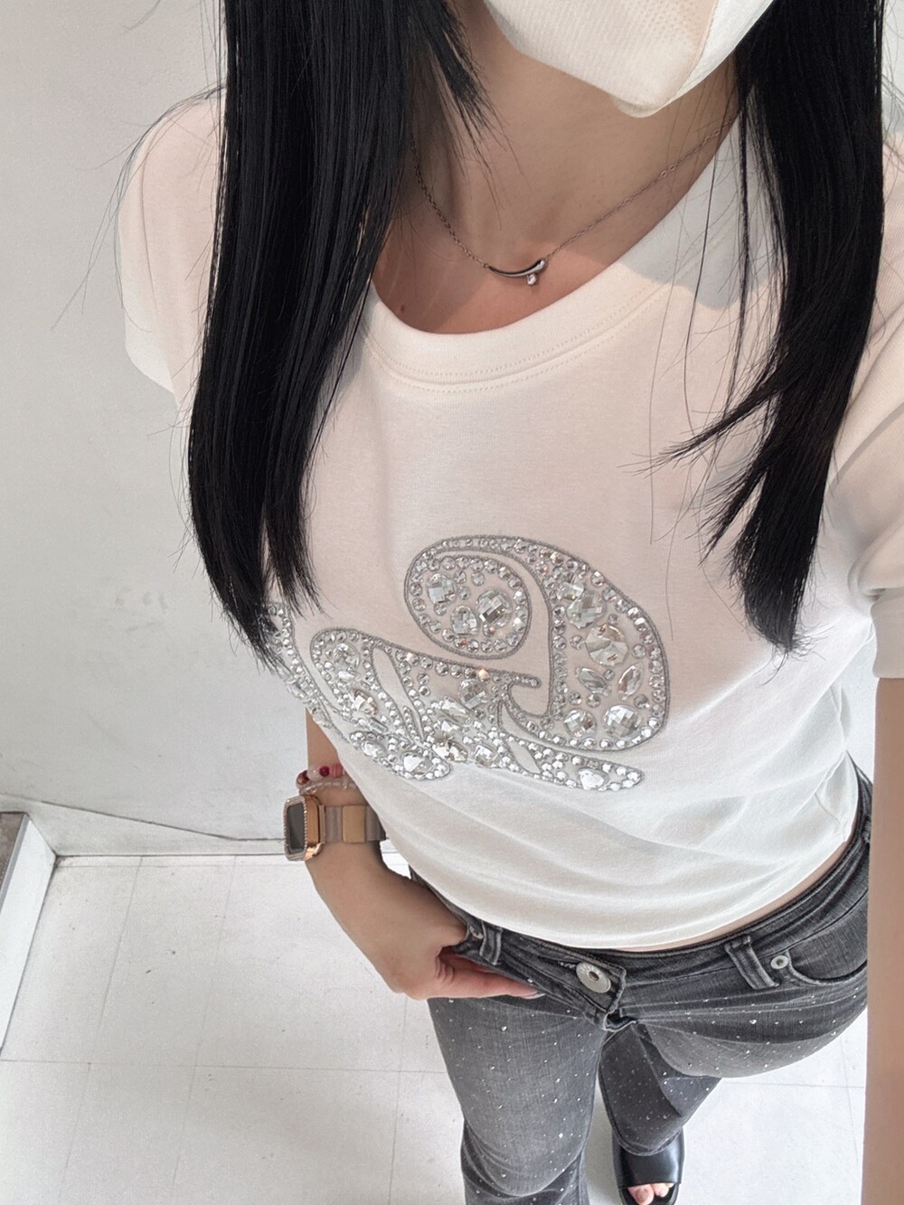 ホワイト系のTシャツ/カットソー、ブラック系のデニムパンツ、ブラック系のサンダルを着用したレディースの春コーディネートの4枚目の写真