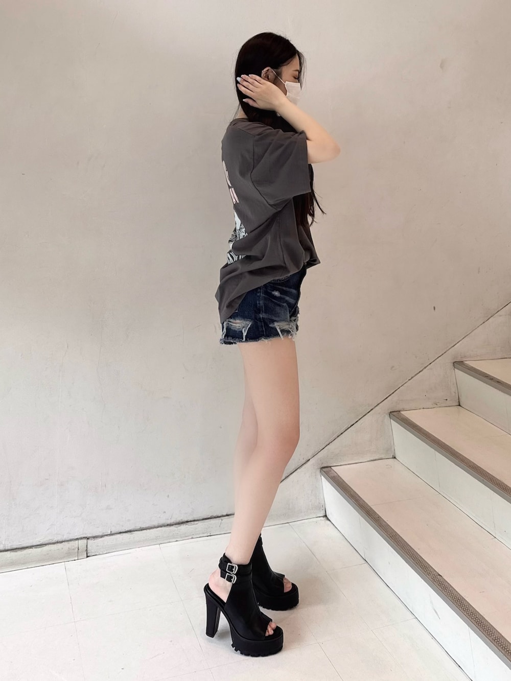 ホワイト系のTシャツ/カットソー、ブルー系のデニムパンツ、ブラック系のブーツを着用したレディースの春コーディネートの2枚目の写真