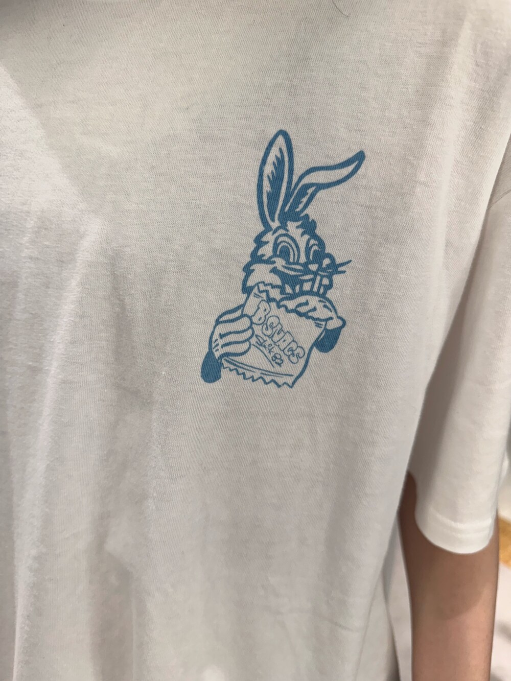 ホワイト系のTシャツ/カットソー、ブラック系のサンダル、ブルー系のデニムパンツを着用したレディースの夏コーディネートの4枚目の写真