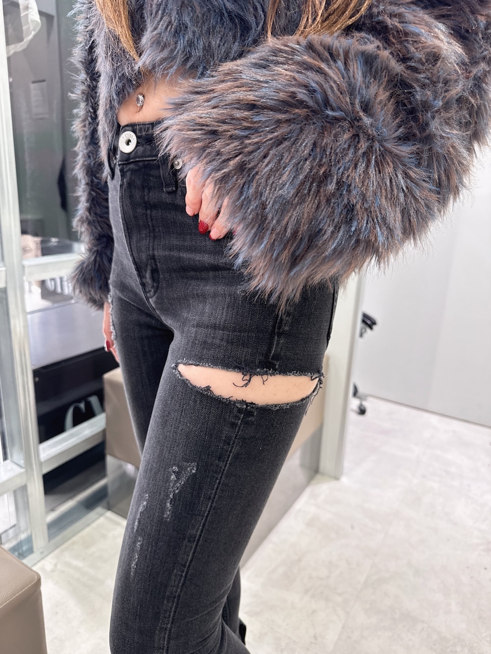 ブラック系のキャミソール、ブラック系のブーツ、その他のカーディガン/ボレロを着用したレディースの秋コーディネートの4枚目の写真