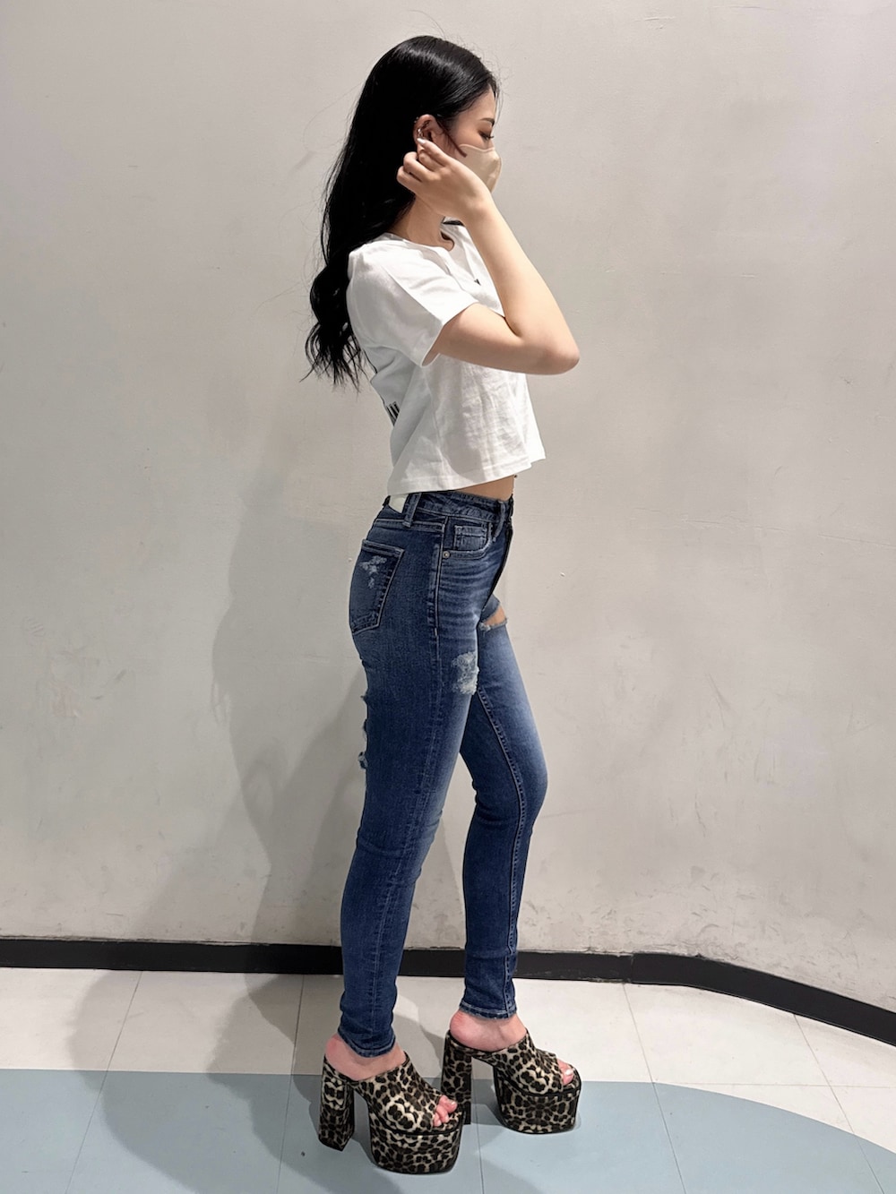 ホワイト系のTシャツ/カットソー、ブルー系のデニムパンツ、その他のサンダルを着用したレディースの夏コーディネートの2枚目の写真