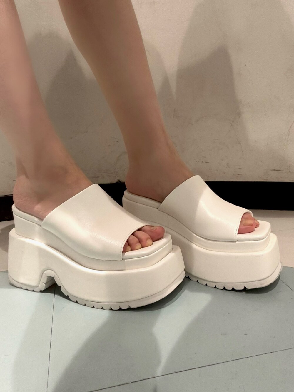 ホワイト系のTシャツ/カットソー、ブルー系のデニムジャケット、ブルー系のデニムスカートを着用したレディースの春コーディネートの5枚目の写真