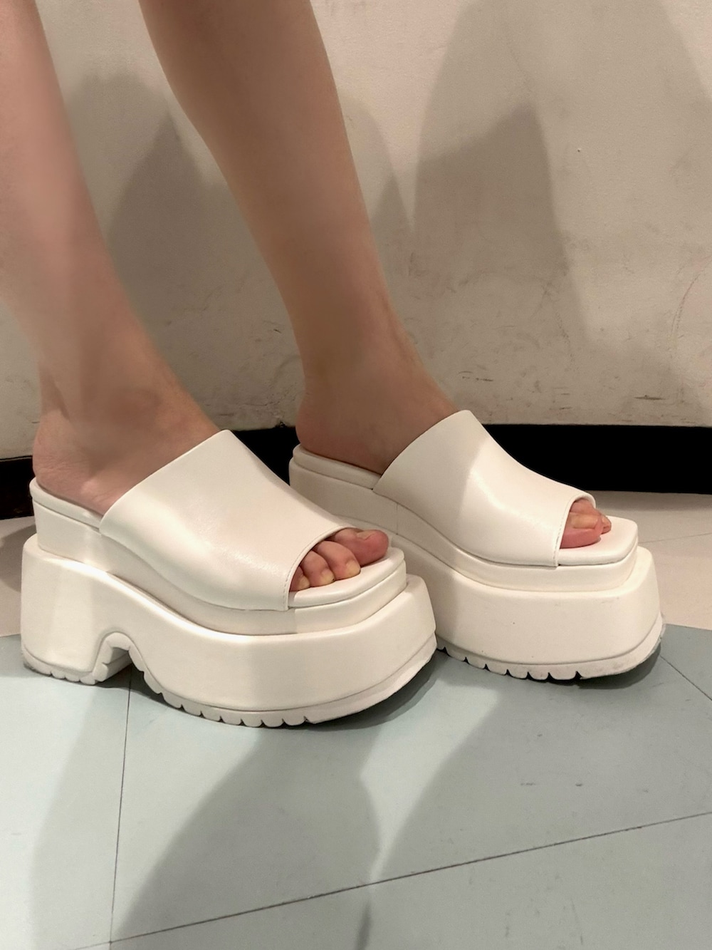 ブルー系のデニムジャケット、ブルー系のワンピース、ホワイト系のサンダルを着用したレディースの春コーディネートの5枚目の写真