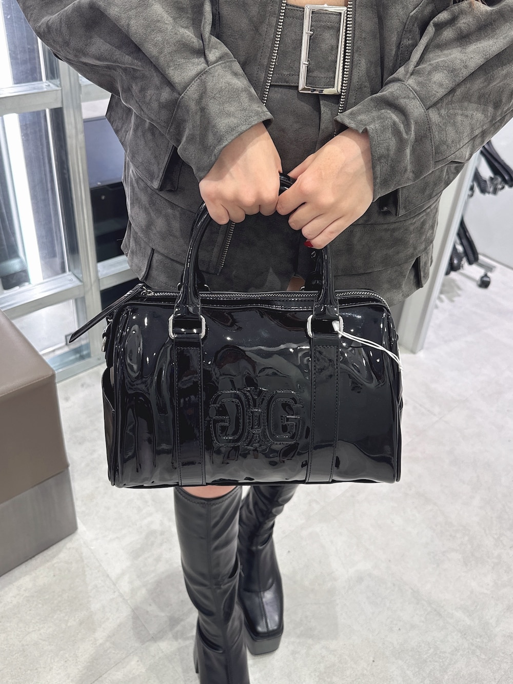 その他のその他パンツ、その他のブルゾン、ブラック系のキャミソールを着用したレディースの秋コーディネートの6枚目の写真