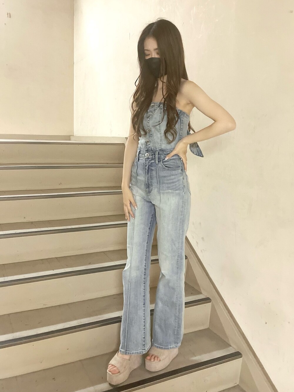 ホワイト系のシャツ/ブラウス、ホワイト系のサンダル、ブルー系のワンピースを着用したレディースの夏コーディネートの4枚目の写真