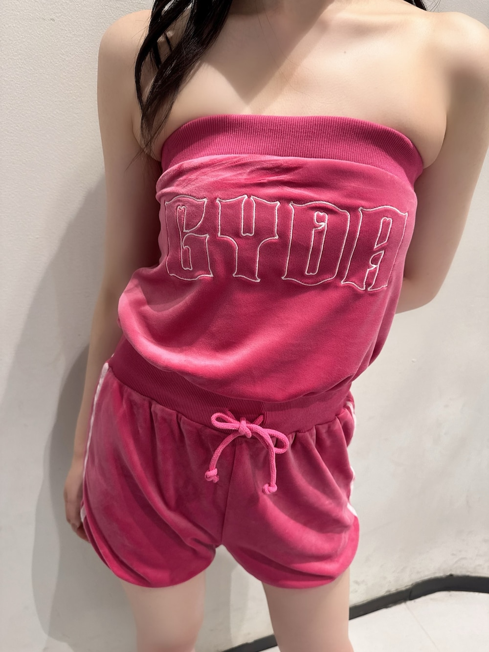 ピンク系のワンピース、ホワイト系のスニーカー、ホワイト系のソックス/靴下を着用したレディースの夏コーディネートの4枚目の写真