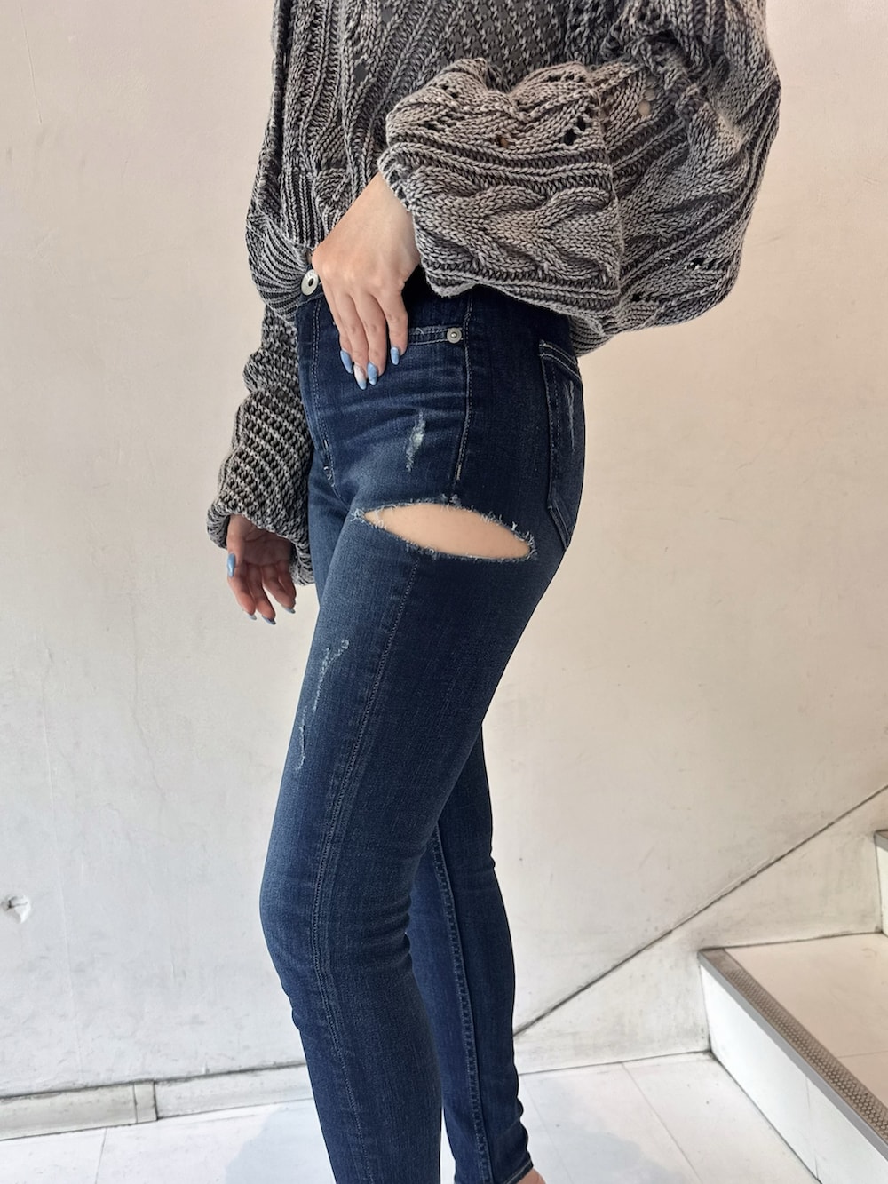 ブラック系のサンダル、ホワイト系のキャミソール、グレー系のカーディガン/ボレロを着用したレディースの夏コーディネートの4枚目の写真