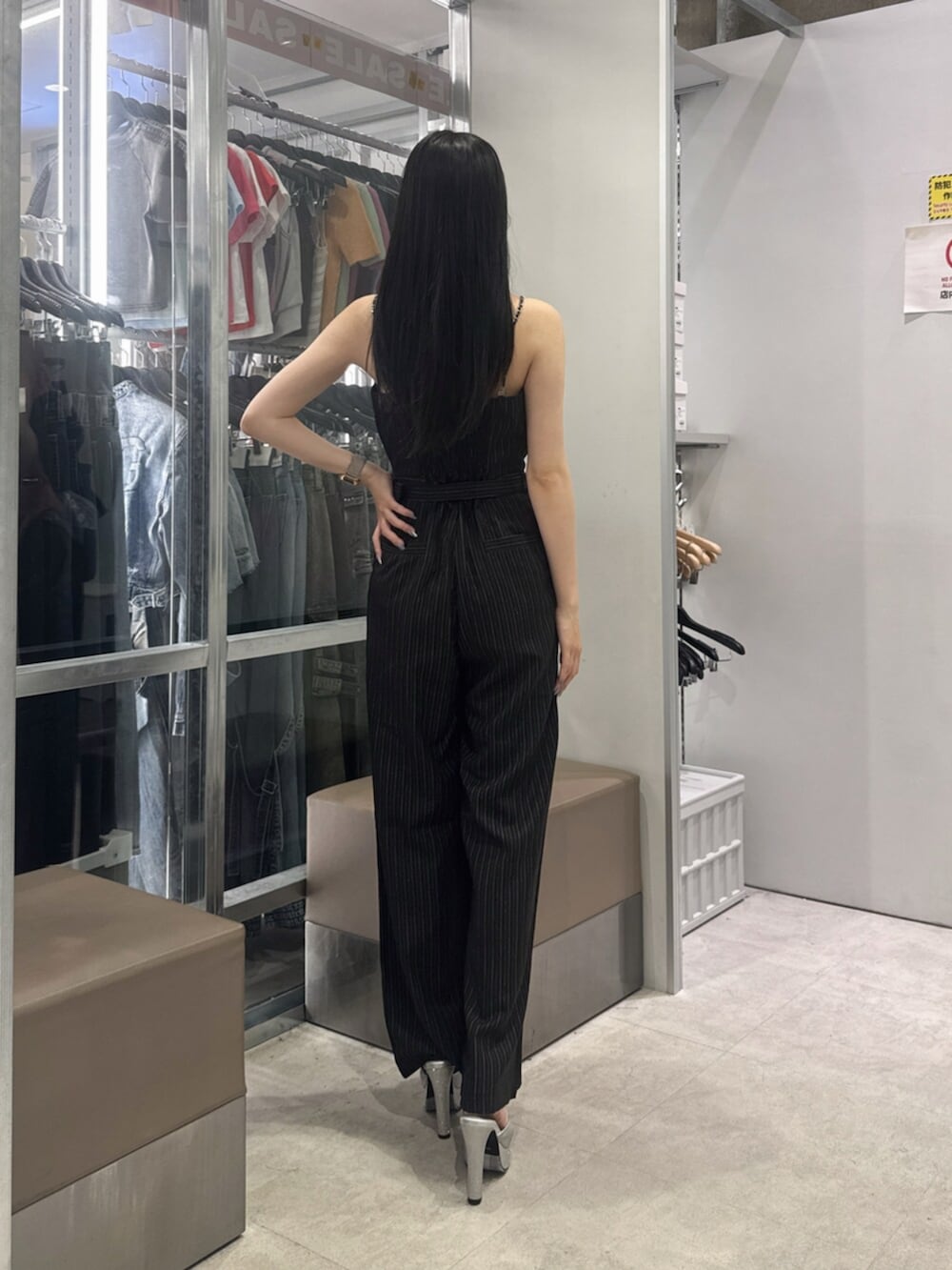 ブラック系のつなぎ/オールインワン、シルバー系のパンプスを着用したレディースの夏コーディネートの3枚目の写真