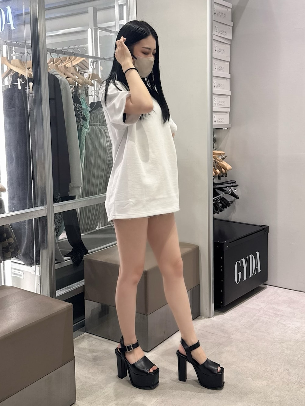 ホワイト系のTシャツ/カットソー、ブルー系のデニムパンツ、ブラック系のサンダルを着用したレディースの春コーディネートの2枚目の写真
