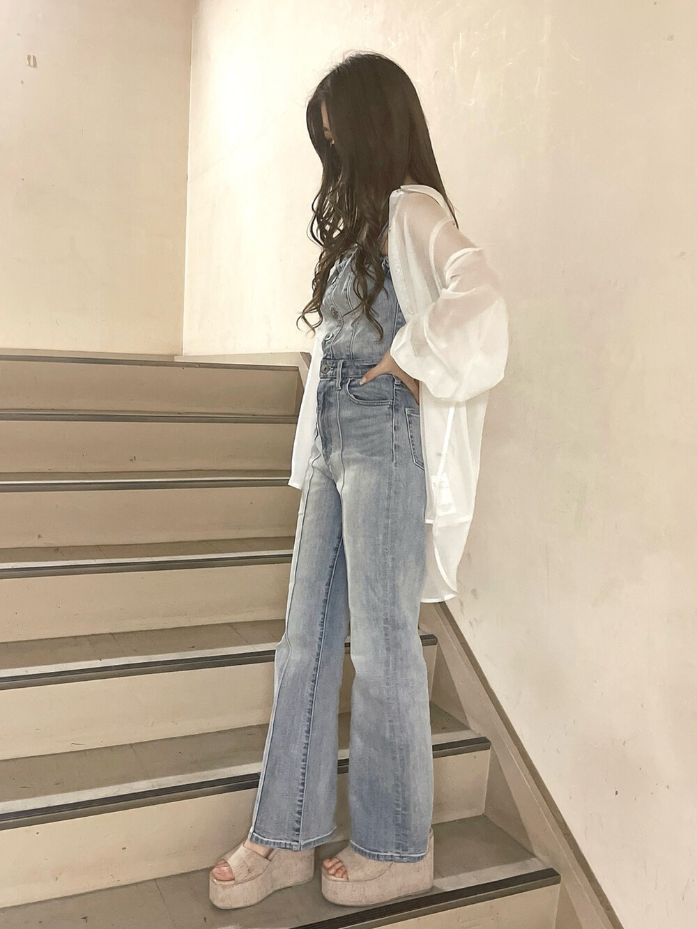 ホワイト系のシャツ/ブラウス、ホワイト系のサンダル、ブルー系のワンピースを着用したレディースの夏コーディネートの2枚目の写真